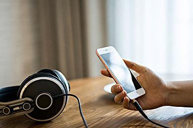 “走神男友”活了！谷歌Veo 3让静态梗图变身真人短剧